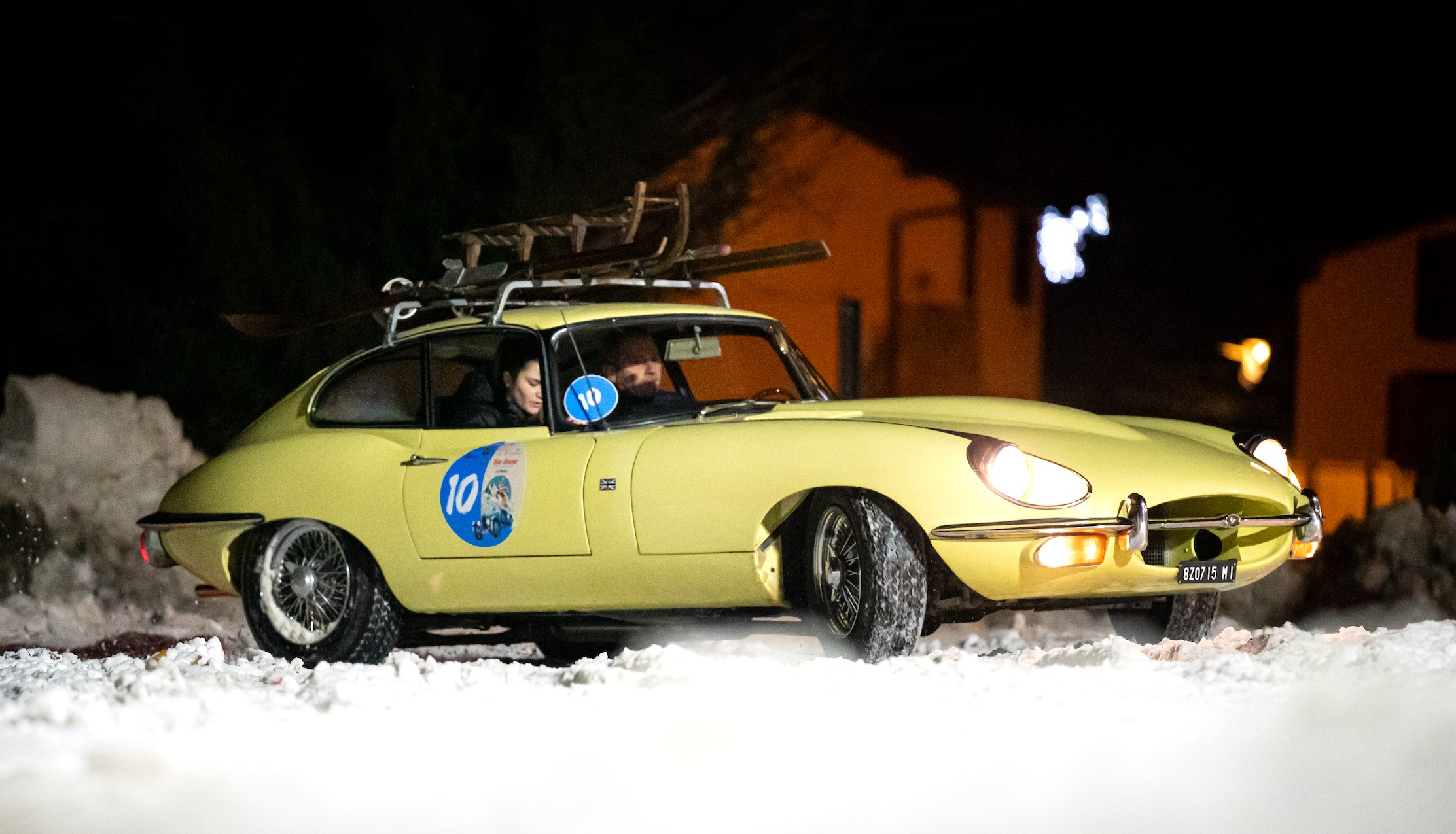 A “The snow” trionfa la Jaguar E-Type