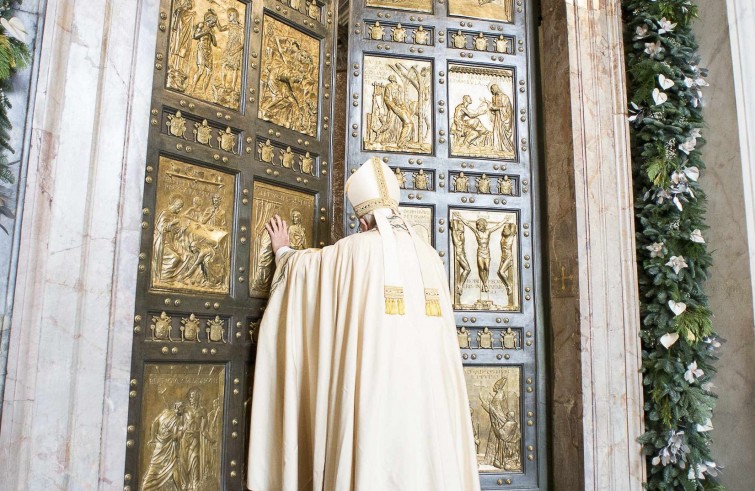 Papa Francesco apre la Porta Santa (foto Archivio Agensir)