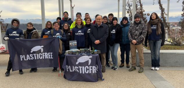 La Guida - I volontari di Plastic Free raccolgono i rifiuti in piazza Vittorio Veneto a Fossano