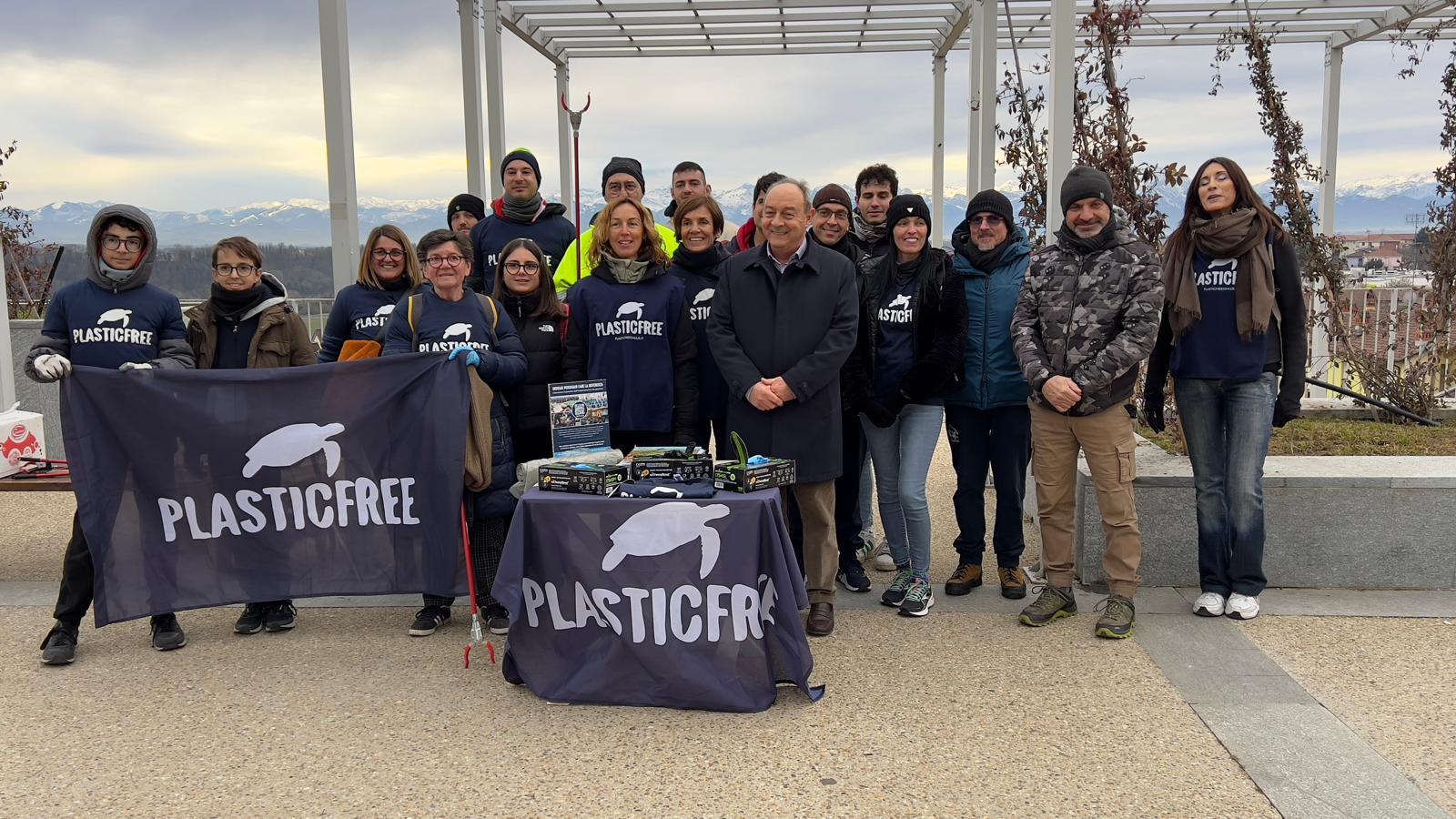 I volontari di Plastic Free raccolgono i rifiuti in piazza Vittorio Veneto a Fossano