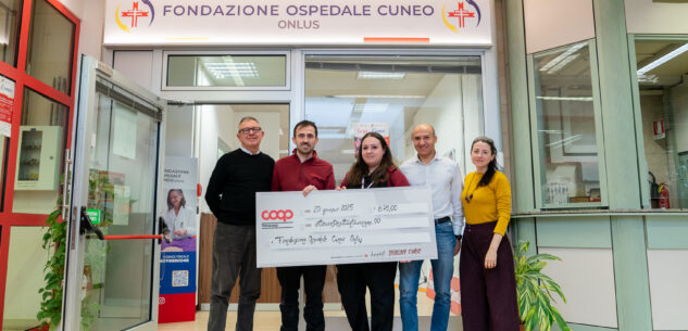 La Guida - Il personale dell’Ipercoop di Cuneo ha donato un assegno di 875 euro alla Fondazione Ospedale