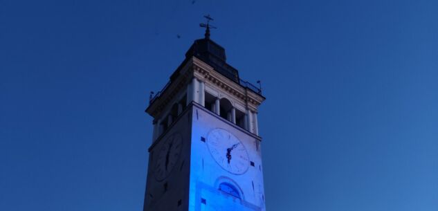 La Guida - Cuneo, torre civica illuminata di blu