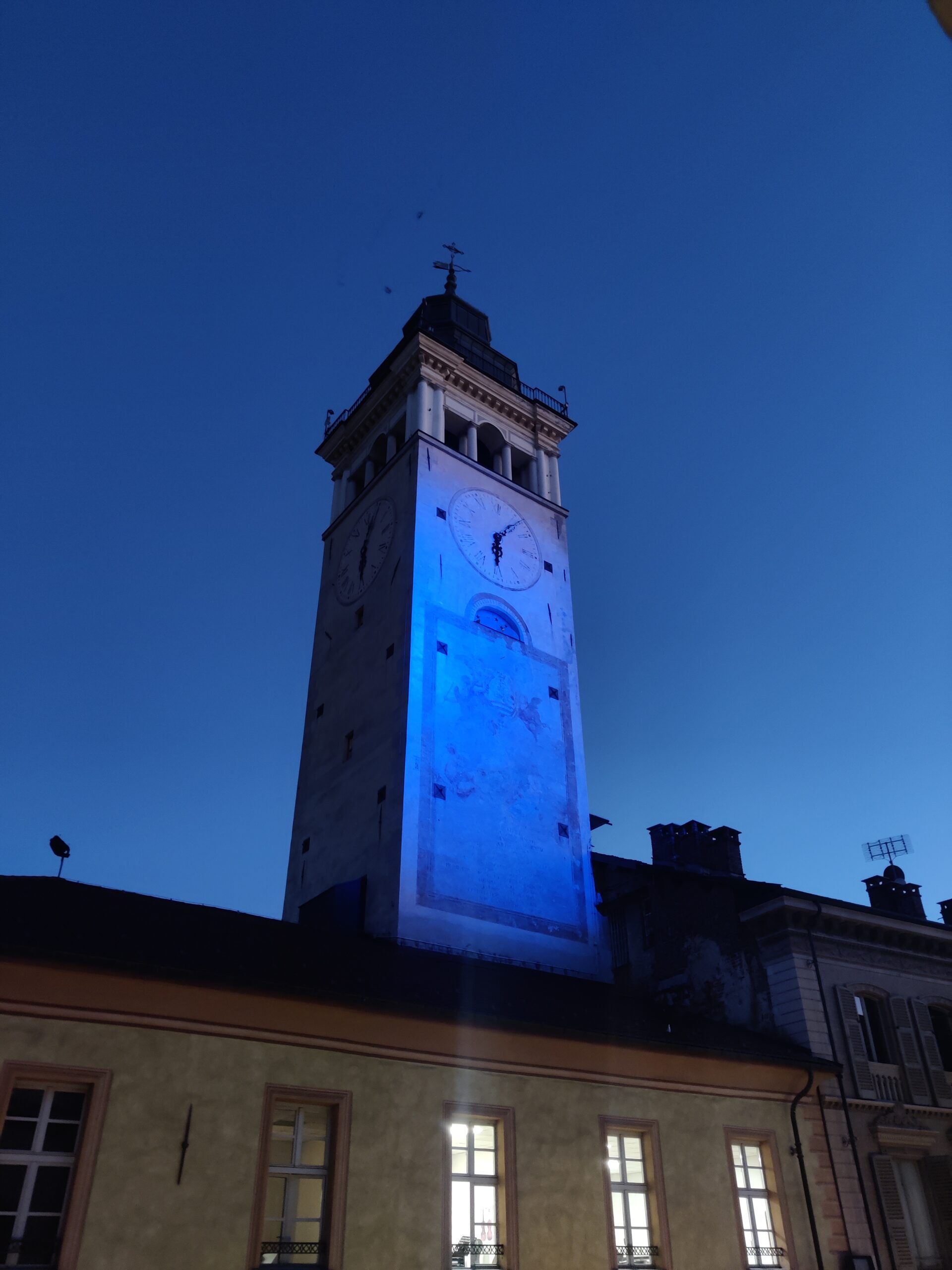 Torre Civica illuminata di blu