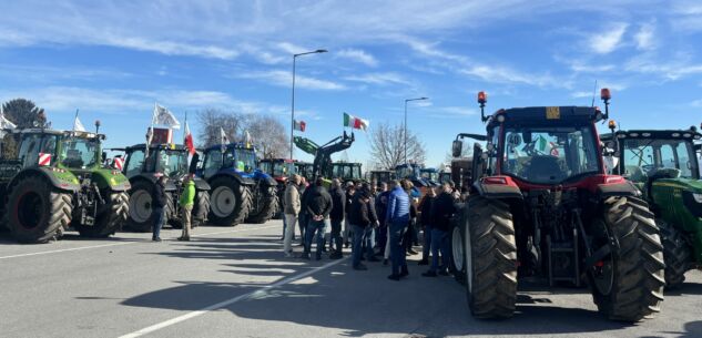 La Guida - Gli agricoltori sfilano in corteo a Cuneo: “Salvateci o moriamo”