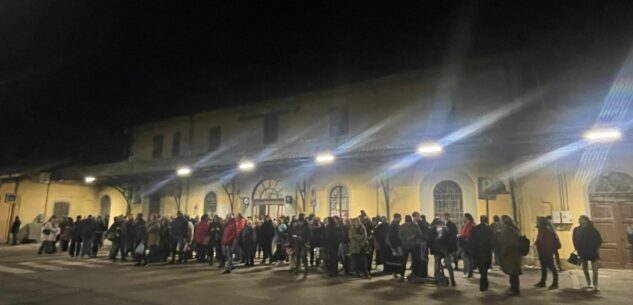 La Guida - Treni fermi per incidente a Savigliano, senza navette centinaia di persone al freddo (video)