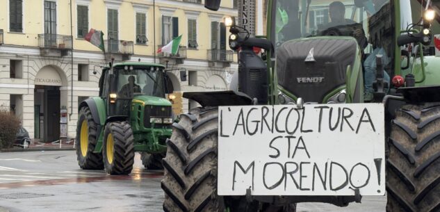 La Guida - Agricoltura in crisi, corteo di trattori in centro Cuneo (video)