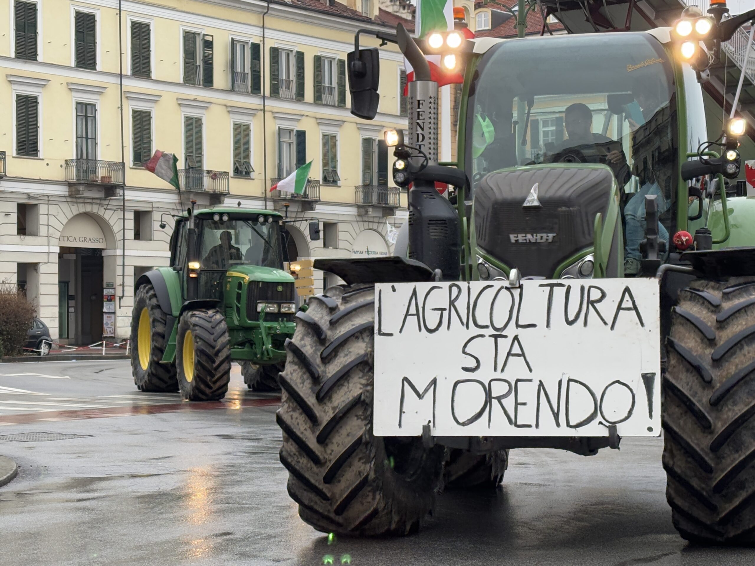 Agricoltura in crisi, corteo di trattori in centro Cuneo (video)