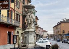 La Guida - Caraglio, la fontana delle Tre Grazie illuminata di blu