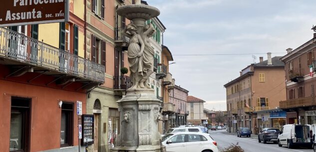 La Guida - Caraglio, la fontana delle Tre Grazie illuminata di blu