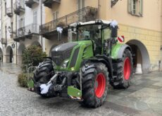 La Guida - Un trattore in centro città: non protesta, ma fiori d’arancio