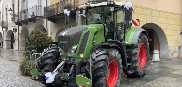 La Guida - Un trattore in centro città: non protesta, ma fiori d’arancio