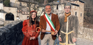 Monterosso Grana, ecco le maschere Flora e Balduino La Guida - Monterosso Grana, ecco le maschere Flora e Balduino