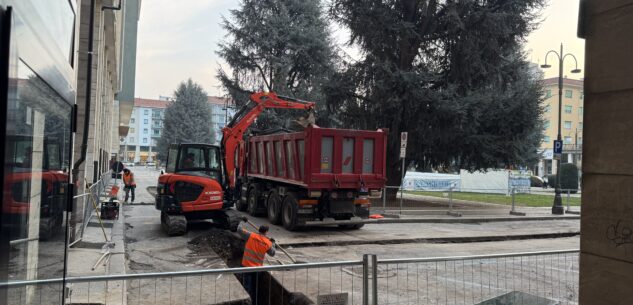 La Guida - Cantieri aperti in piazza Europa, ma sono per i tubi dell’acqua