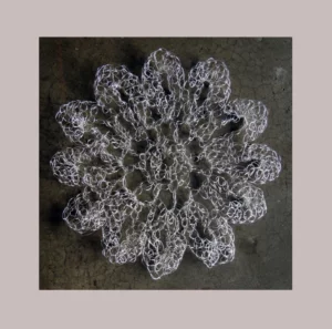 Carole Peia - contemporary-doily-4-filo-di-alluminio-lavorato-a-crochet-su-base-di-cemento-e-legno