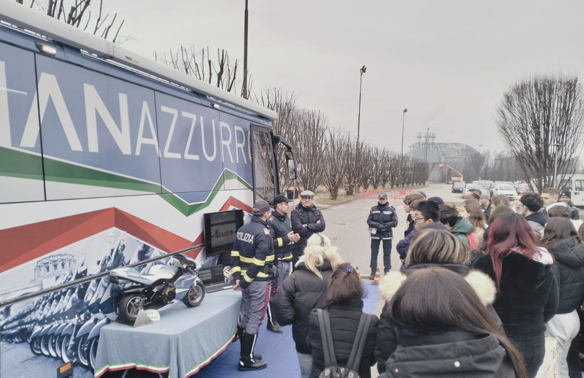 Polizia di Stati ad Alba con il pullman azzurro