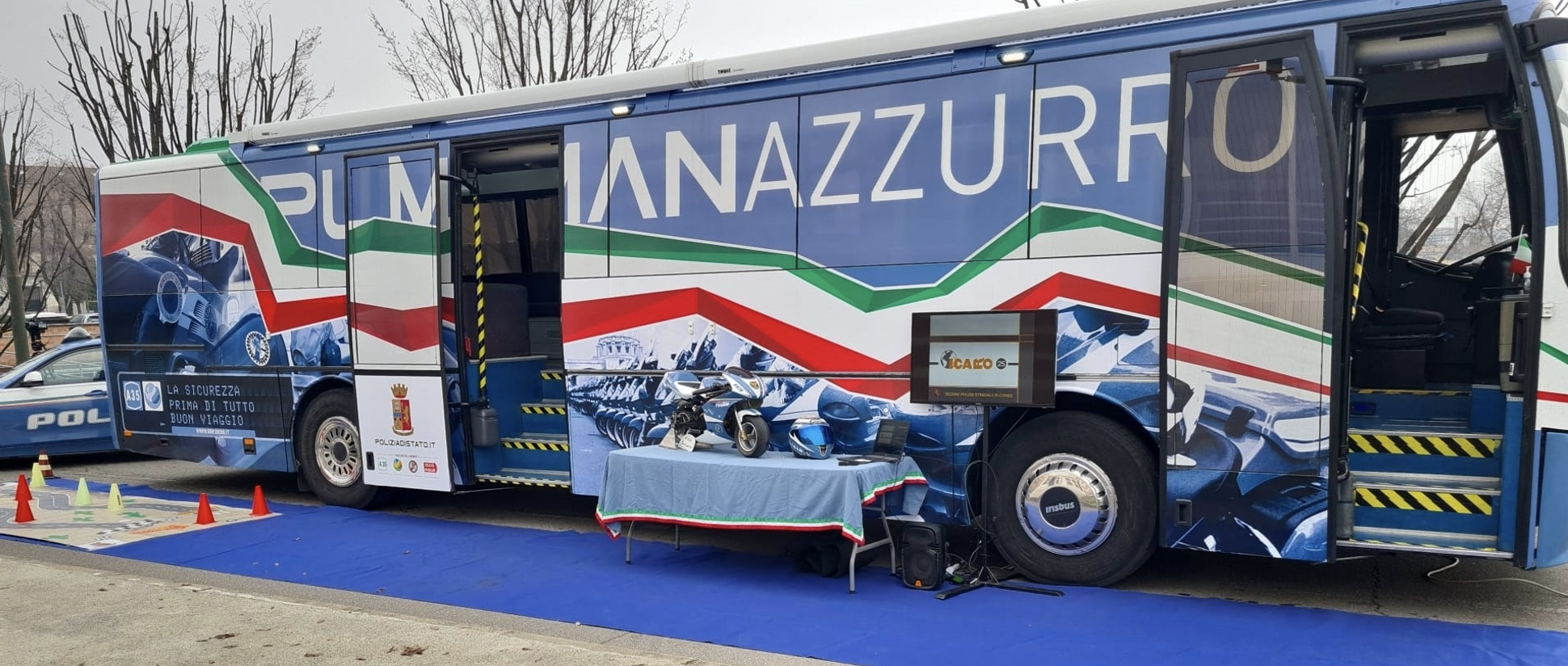 Pullman azzurro della Polizia di Stato