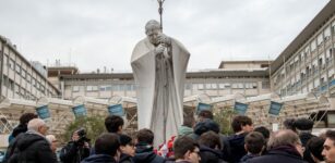 La Guida - Papa Francesco colpito da una nuova crisi respiratoria