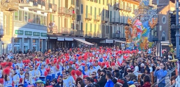 La Guida - Dieci carri e centinaia di figuranti alla sfilata del 97° Carnevale di Saluzzo 