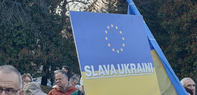 La Guida - 300 persone al Parco della Resistenza per ribadire il sostegno europeo all’Ucraina