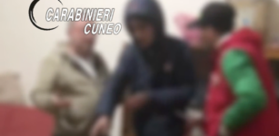 Lo adescano su WhatsApp e poi lo rapinano, arrestati (video) La Guida - Lo adescano su WhatsApp e poi lo rapinano, arrestati (video)