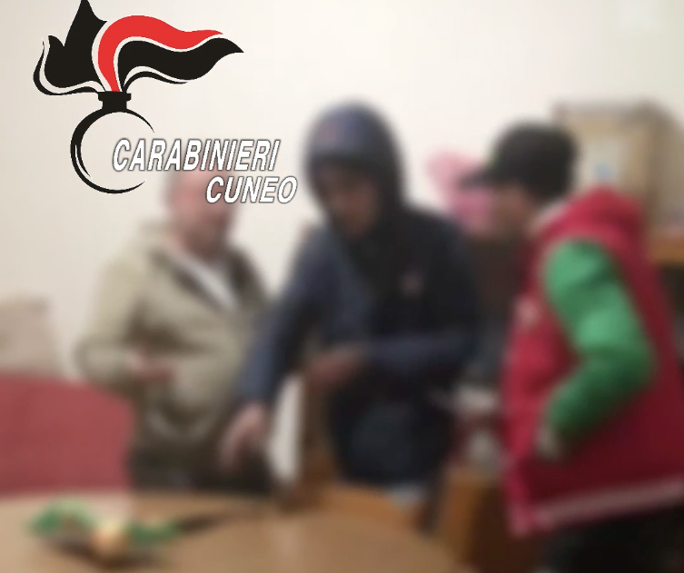 Lo adescano su WhatsApp e poi lo rapinano, arrestati (video)