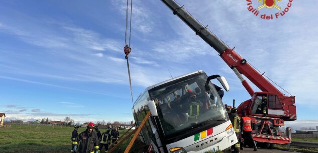 La Guida - Pullman fuori strada a Villafalletto