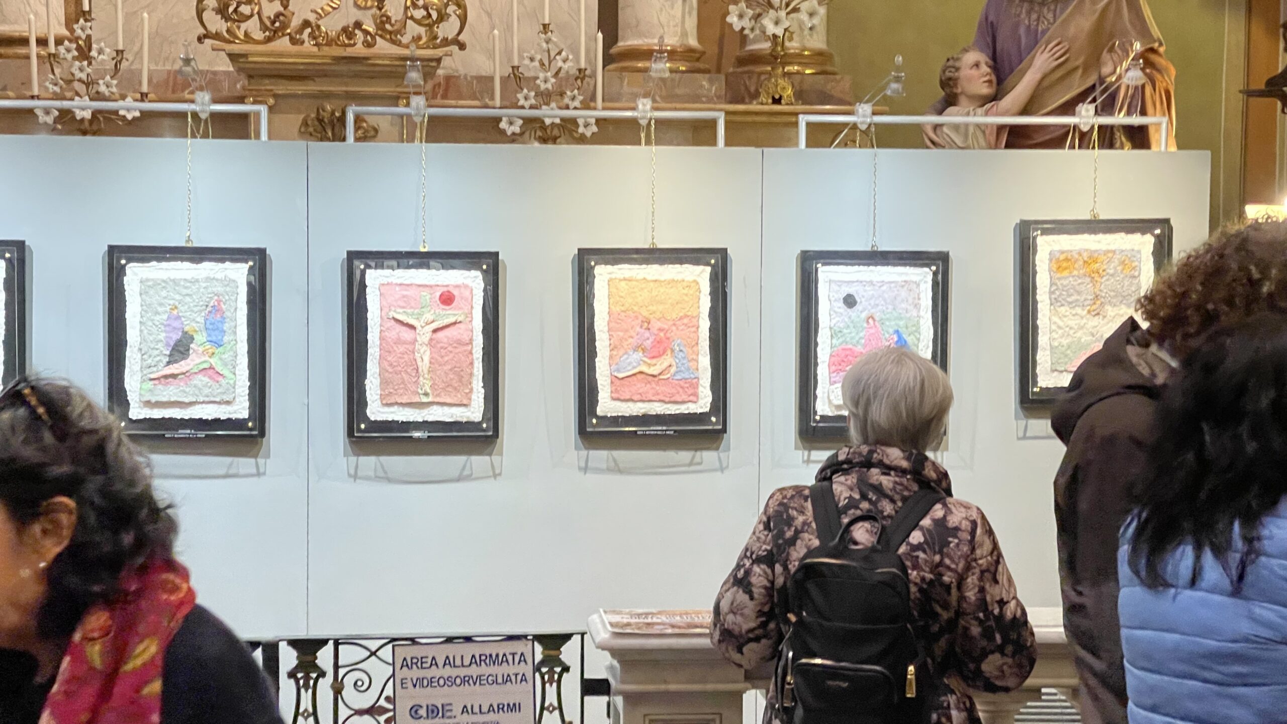 Le quattordici stazioni della Passione ma anche la Risurrezione (video e foto)