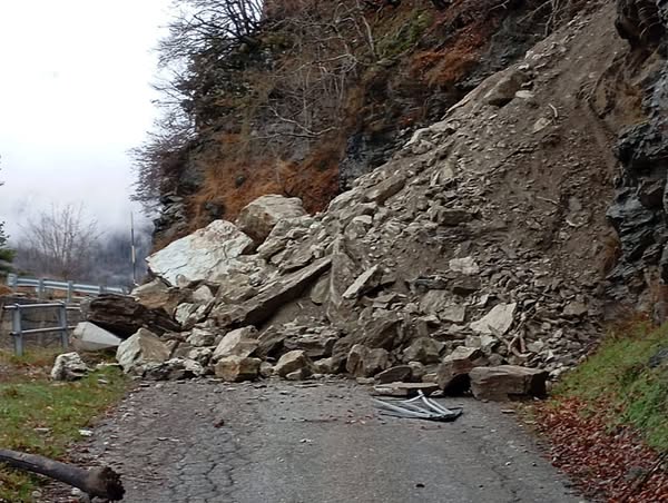 Sopra Celle Macra, le strade sono bloccate dai detriti del maltempo