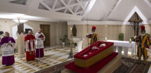 La Guida - Papa Francesco, le prime immagini nella bara aperta
