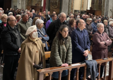 La Guida - Cuneo, gremita la Cattedrale nella veglia per il Papa (foto e video)