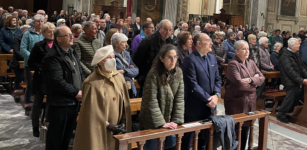 Cuneo, gremita la Cattedrale nella veglia per il Papa (foto e video) La Guida - Cuneo, gremita la Cattedrale nella veglia per il Papa (foto e video)