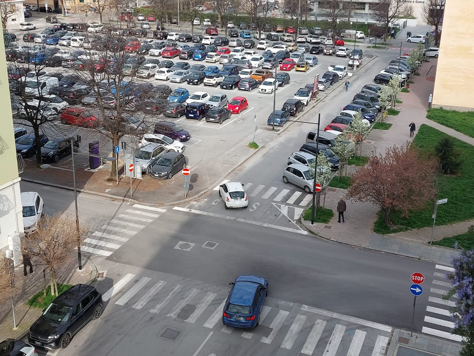“Aumentare i parcheggi blu è una scelta politica?”