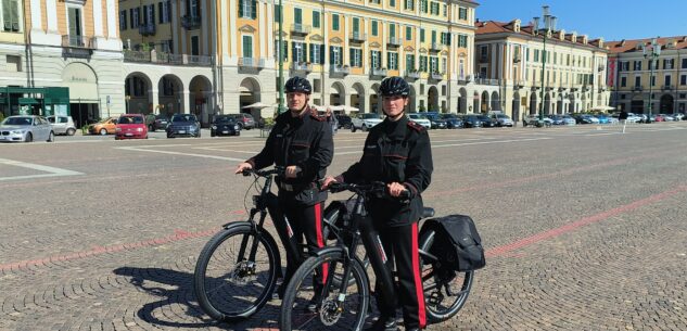 Carabinieri in servizio a Cuneo anche in bicicletta La Guida - Carabinieri in servizio a Cuneo anche in bicicletta
