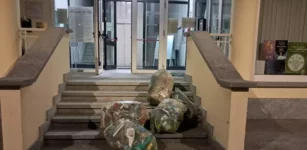 Lascia cinque sacchi di spazzatura sulle scale del municipio di Clavesana La Guida - Lascia cinque sacchi di spazzatura sulle scale del municipio di Clavesana