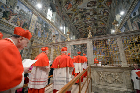 Città del Vaticano 12 Marzo 2013 I cardinali elettori entano in Conclave nella Cappella Sistina (Foto Vatican Media/SIR)