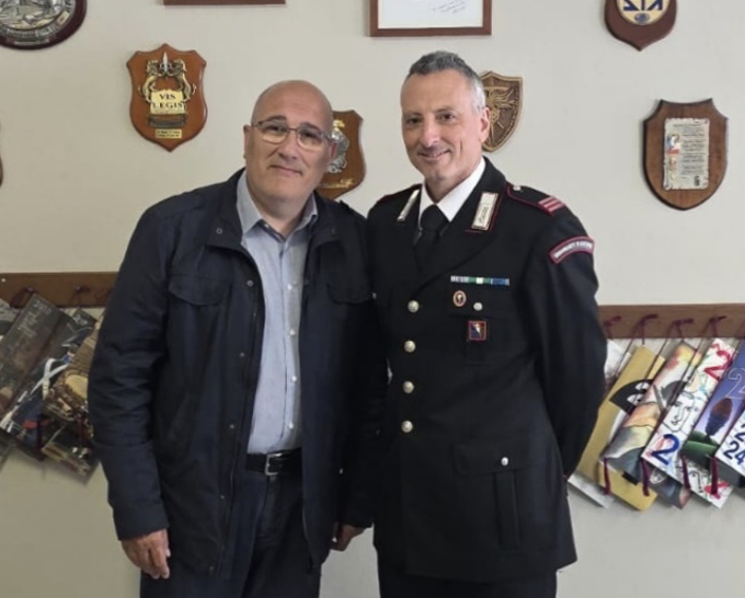 Il Lgt. C.S. Paolo Cotza (in abiti civili) ed il Mar. Magg. Fabrizio Campora (in uniforme)