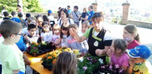 Tanti fiori attorno a Monserrato grazie ai bambini delle scuole La Guida - Tanti fiori attorno a Monserrato grazie ai bambini delle scuole