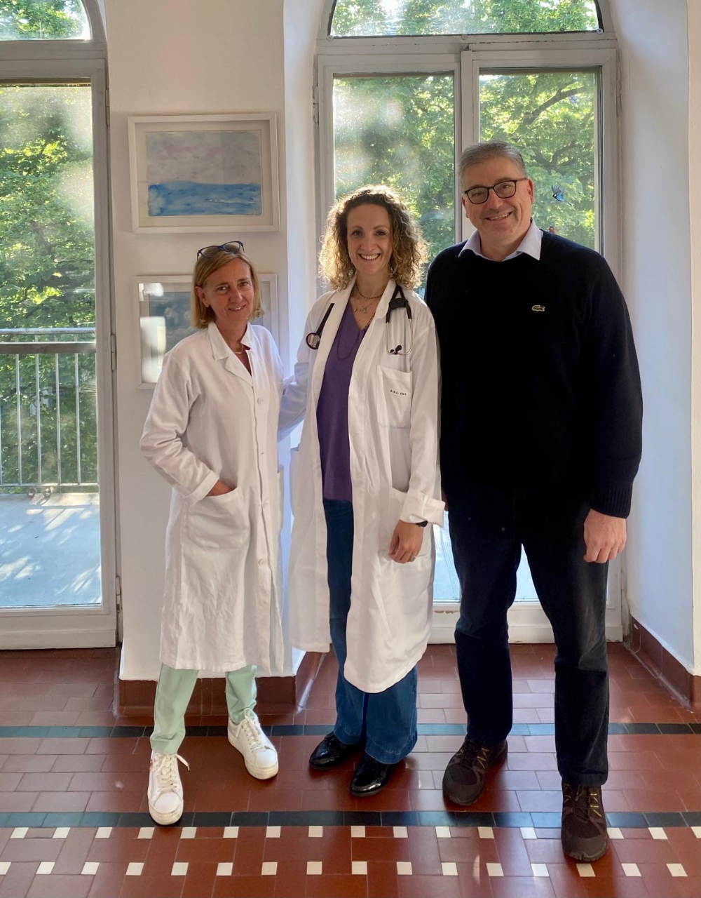 la dott.ssa Geuna (al centro) con il direttore dell'Oncologia Savigliano Cristina Granetto e il direttore del dipartimento Medico Specialistico Marco Quercio