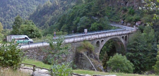 Lavori sul ponte sul Po: a Oncino si sale solo per un’ora e mezza al giorno La Guida - Lavori sul ponte sul Po: a Oncino si sale solo per un’ora e mezza al giorno