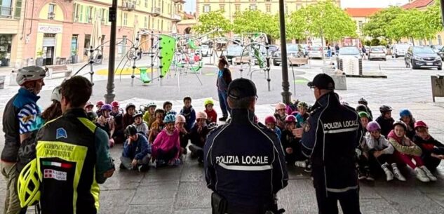 La Guida - Saluzzo, alunni a lezione di Codice della strada con “Tuttinbici”