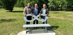 Ad Alba la panchina Steelosa in acciaio riciclato nel Parco Percorso Vita di San Cassiano La Guida - Ad Alba la panchina Steelosa in acciaio riciclato nel Parco Percorso Vita di San Cassiano