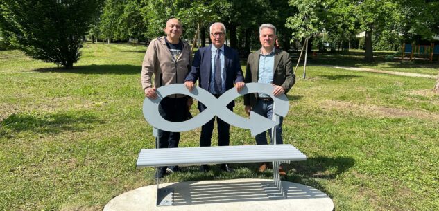 La Guida - Ad Alba la panchina Steelosa in acciaio riciclato nel Parco Percorso Vita di San Cassiano
