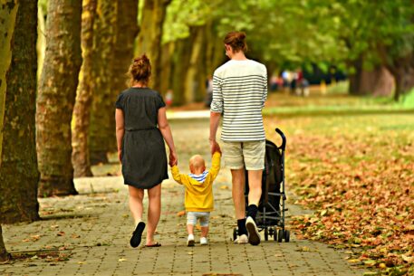 famiglia a passeggio