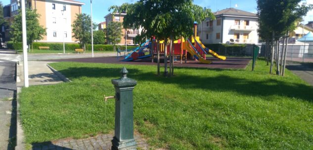 Cuneo, si taglia l’erba lungo marciapiedi, aiuole e nelle aree verdi La Guida - Cuneo, si taglia l’erba lungo marciapiedi, aiuole e nelle aree verdi