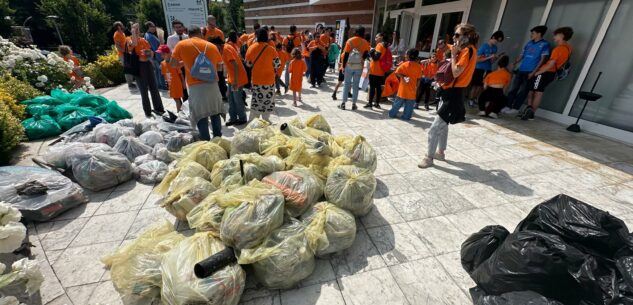 Alba, 450 volontari raccolgono due quintali di rifiuti La Guida - Alba, 450 volontari raccolgono due quintali di rifiuti