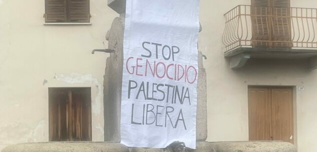 La Guida - Paesana, appesi nella notte alcuni teli “pro Palestina”