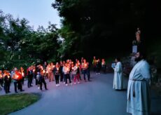 La Guida - Caraglio, in tanti alla fiaccolata al Santuario del Castello (foto)