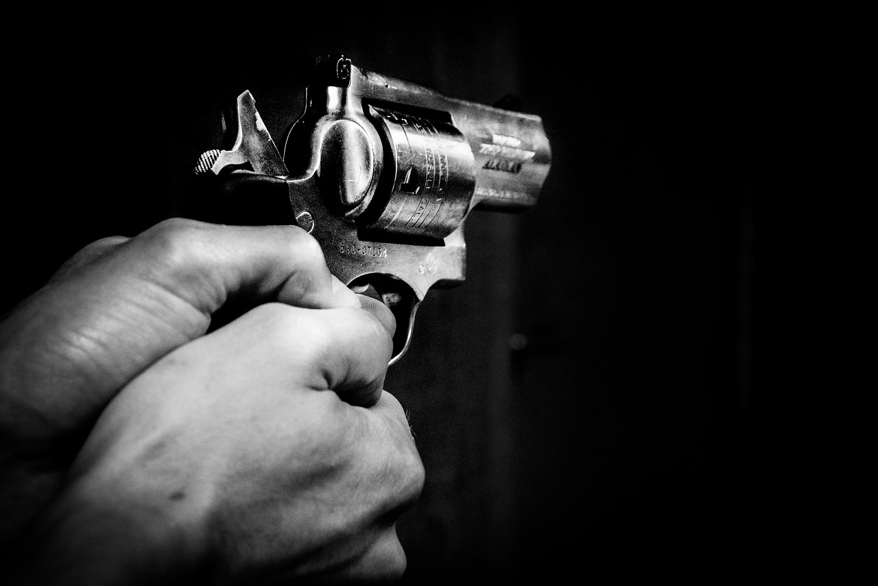 mano con pistola (foto pixabay)