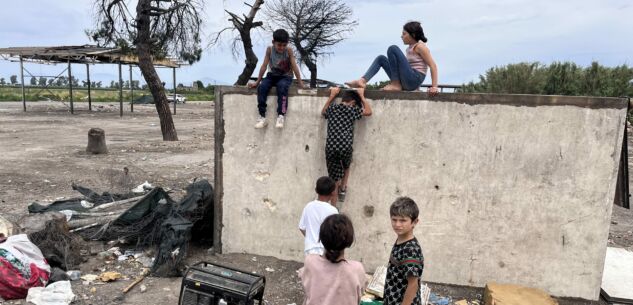 La Guida - Simone e il suo lavoro nel campo Rom di Giugliano: l’assenza delle istituzioni e il servizio di Migrantes