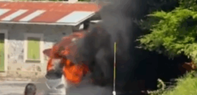 Autobus in fiamme tra Garessio e Pamparato, nessun ferito La Guida - Autobus in fiamme tra Garessio e Pamparato, nessun ferito